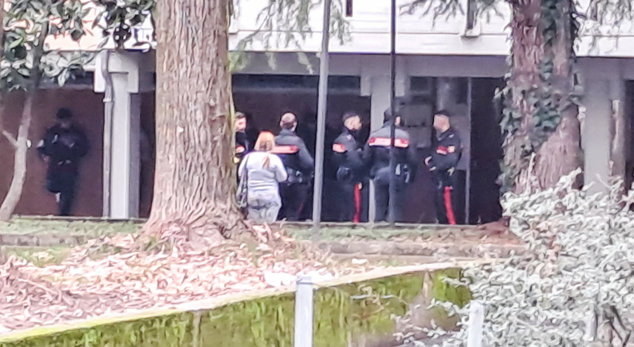 Rissa tra famiglie dopo la lite condominiale: padri, madri e figli si picchiano in strada. Quattro feriti e otto denunce. Il sospetto dei coltelli