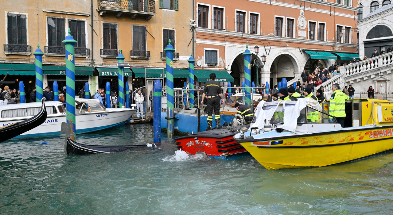 Incidente a Rialto, lancione contro le gondole: aperta l?inchiesta, il pilota era solo a bordo. Ecco perché