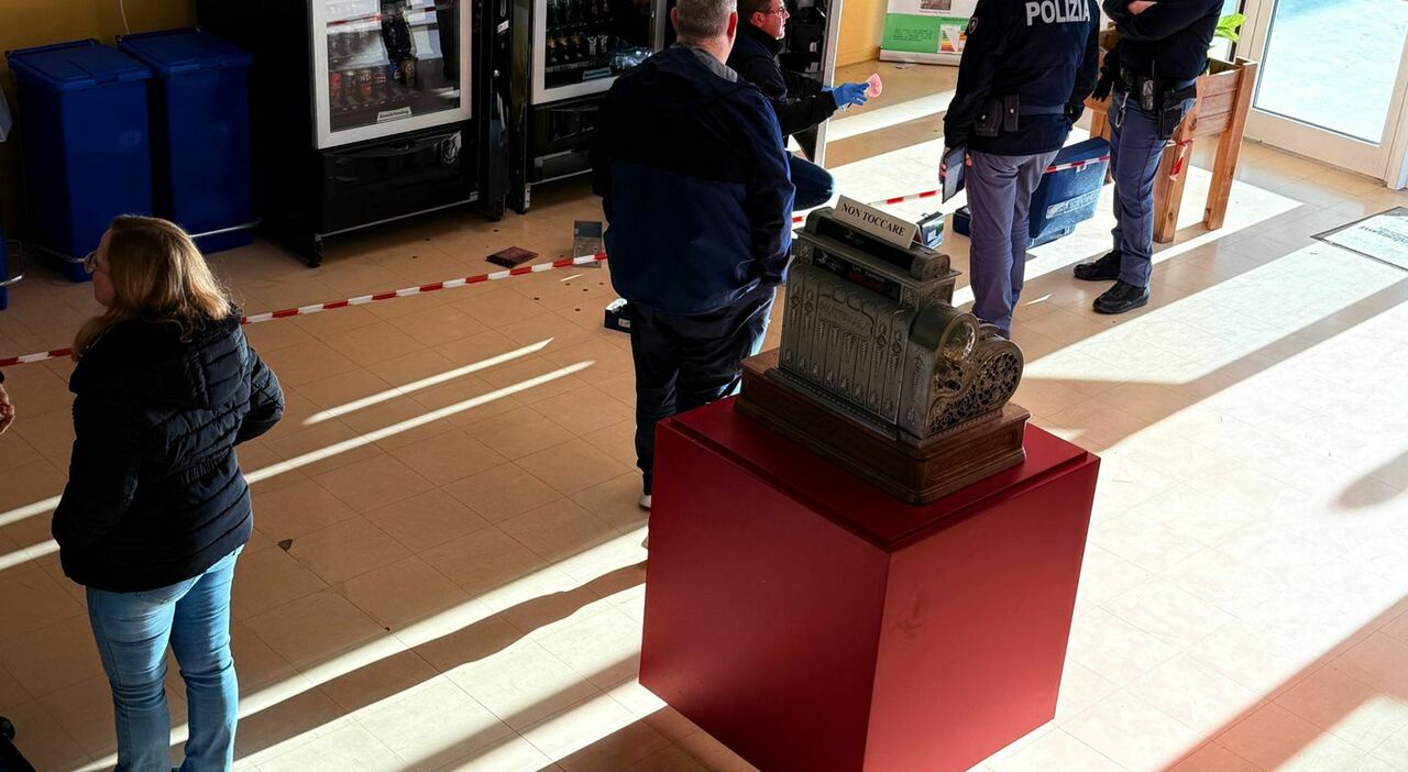 lecce un altro raid notturno a scuola colpito l itis olivetti