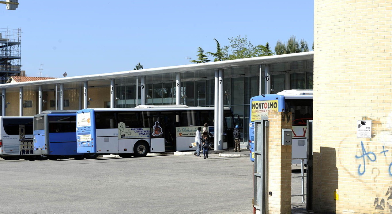 Droga al terminal dei bus di Macerata, lo sballo degli studenti prima di entrare a scuola. Il comandante Doria: «Alcuni genitori sottovalutano ancora il problema»