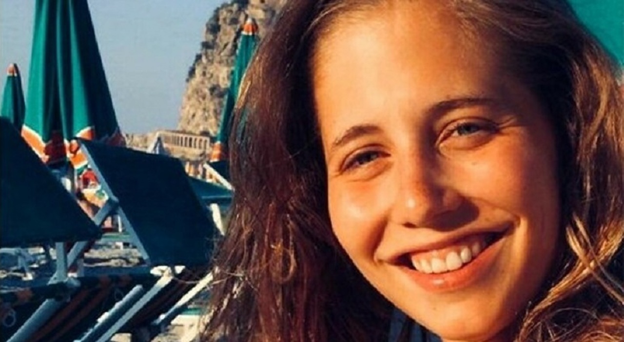 Chiara Jaconis, la statuetta lanciata giù dal balcone da un 13enne che non è imputabile. Il gesto ripreso dalle telecamere del B&B difronte