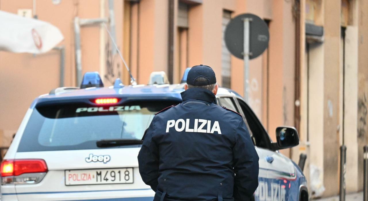 Ancona, viene pestato a 15 anni dopo scuola: gli spaccano il naso, caccia al branco