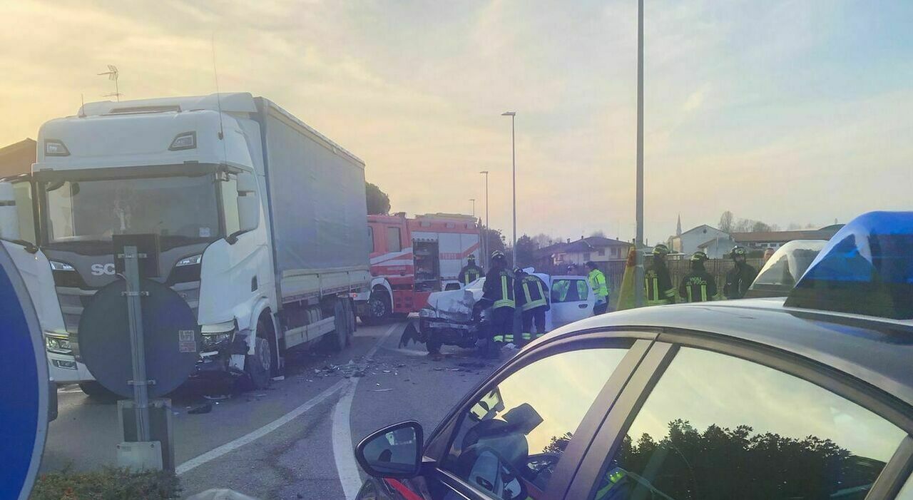 https://statics.cedscdn.it/photos/MED_HIGH/2026/02/13/9358151_13210027_incidente_frontale_morta_camion_utilitaria_san_polo.jpg