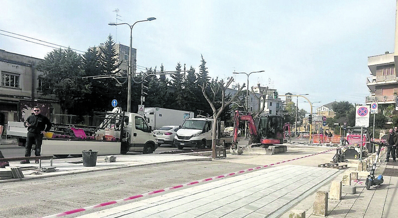 Lecce, viale Leopardi nel caos. Contromossa del Comune: aprire almeno una corsia nel weekend