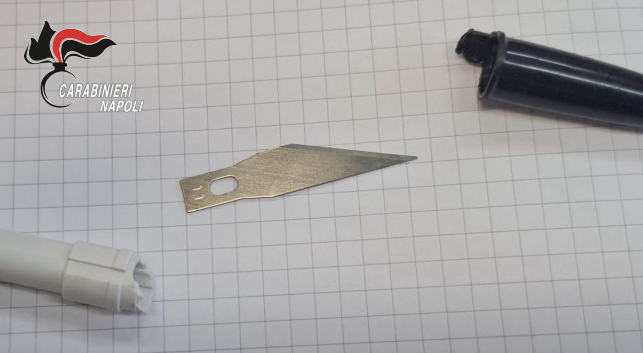 https://statics.cedscdn.it/photos/MED_HIGH/2026/02/14/9359353_14085302_ragazzino_scuola_penna_taglierino_foto_video_carabinieri.jpg