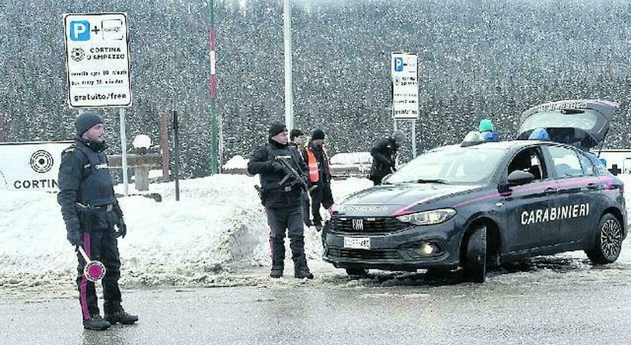 donna colta da malore si accascia a terra e i carabinieri la salvano al telefono con il 118 provvidenziale l sos lanciato da un uomo che si agitava a bordo strada