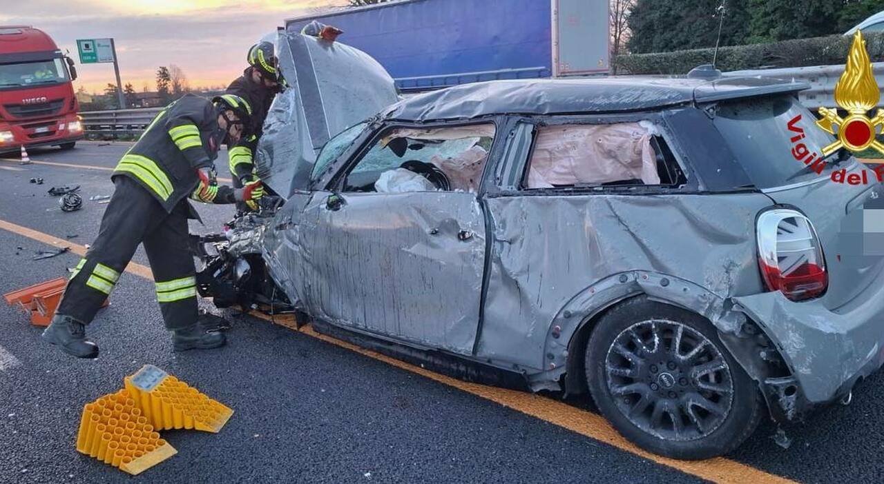 incidente tra auto e camion sull a4 grave una donna traffico in tilt tra venezia e padova con code di 10 chilometri