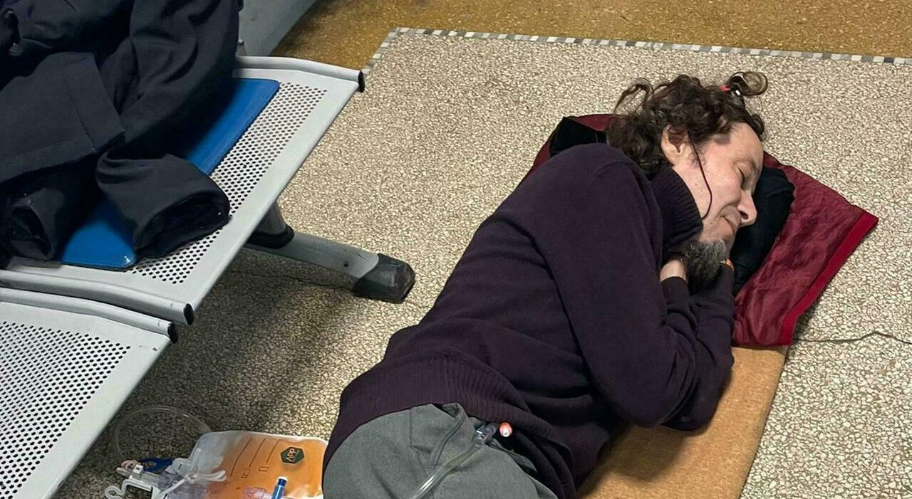 Foto choc, steso a terra al Pronto soccorso di Senigallia: Franco Amoroso, barelle assenti ma nessun colpevole Foto choc, steso a terra al Pronto soccorso di Senigallia: Franco Amoroso, barelle assenti ma nessun colpevole