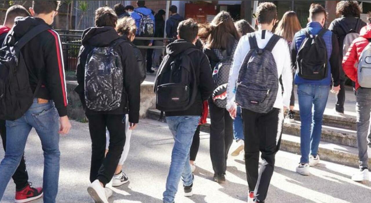 Superiori, plebiscito dei presidi marchigiani per la settimana corta: «Cambierà la scuola». Resta il nodo del trasporto pubblico Superiori, plebiscito dei presidi marchigiani per la settimana corta: «Cambierà la scuola». Resta il nodo del trasporto pubblico