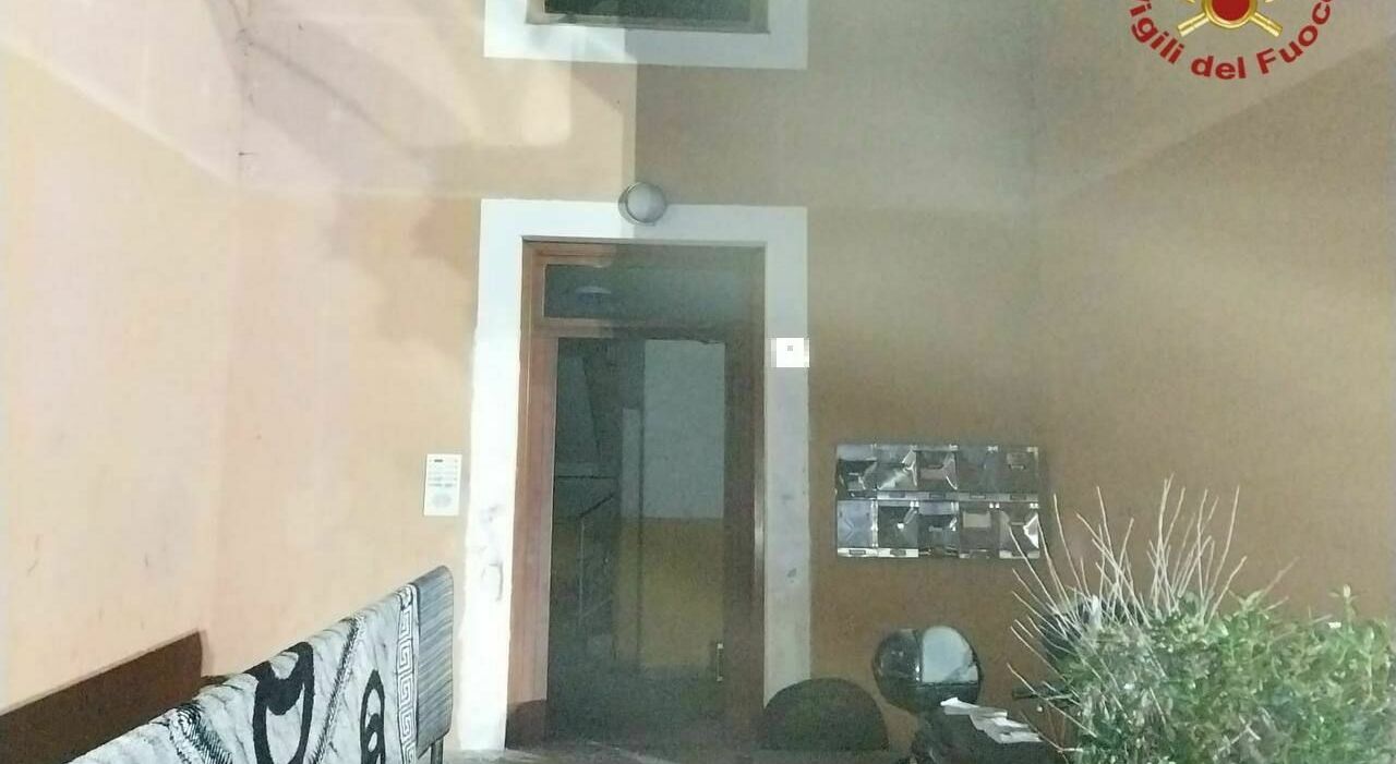 incendio nella notte in un palazzo in piazza vittorio da feltre 18 intossicati tra cui bambini donne incinte anziani e una persona disabile l ipotesi del dolo