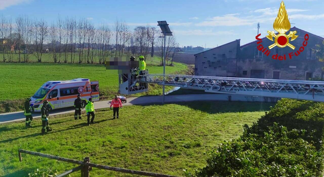 infortunio sul lavoro operaio si ferisce a un braccio con il flessibile nel cantiere di una casa in ristrutturazione recuperato con l autoscala
