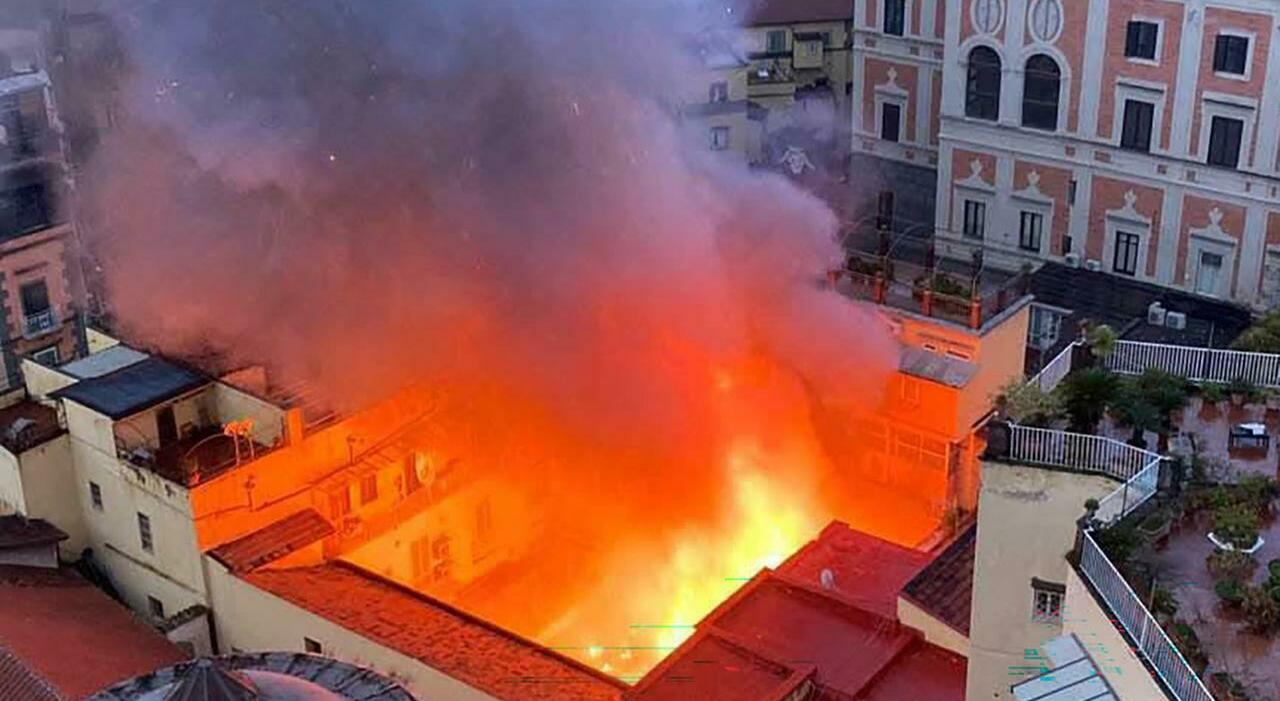 Incendio al Sannazaro: giù il sipario. Un