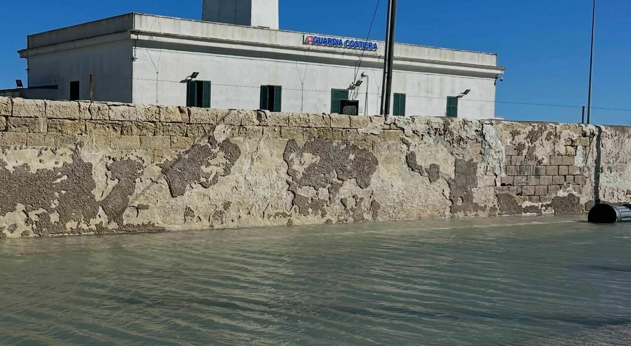 maltempo a lecce  esonda l  idume a torre chianca e il mare invade le strade a san cataldo