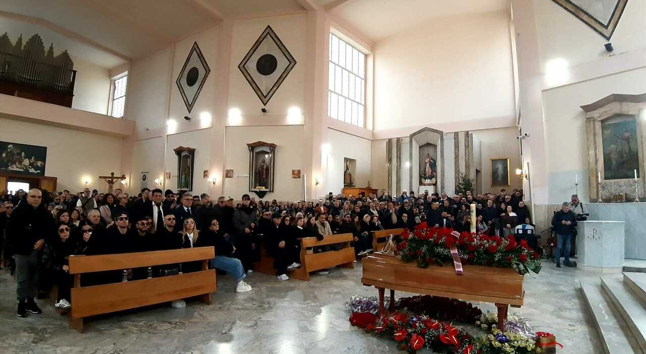napoli i funerali di vincenzo d agostino il mogol dei neomelodici