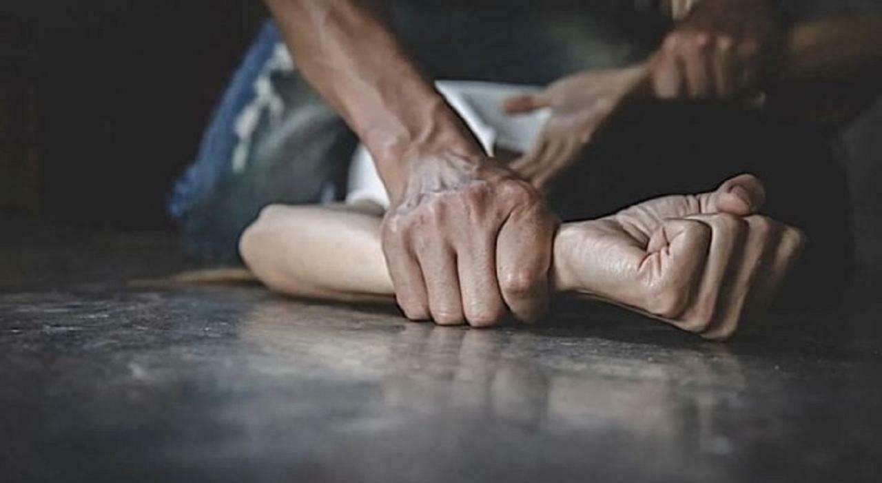 Stuprata e seviziata dall?ex compagno magrebino: condannato a 12 anni di reclusione. La vittima: «Ho paura di lui, adesso resta in carcere vero?»