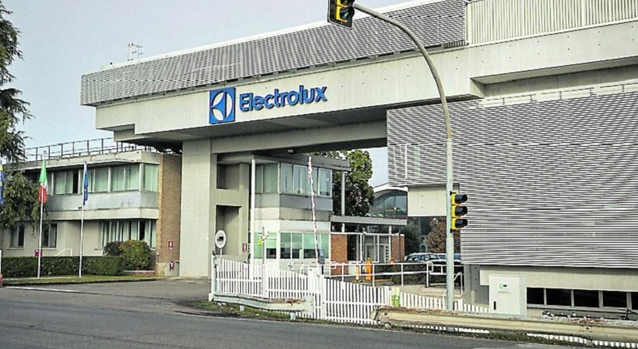 Electrolux, i lavoratori bocciano il rinnovo del contratto: sì solo al sito di Porcia