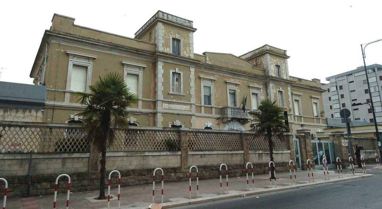 inferno in carcere  rissa violenta cinque agenti penitenziari feriti