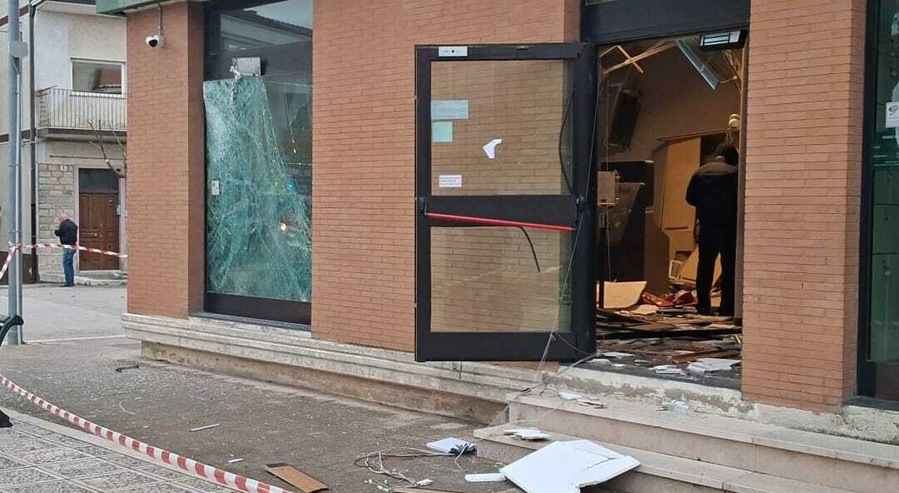 un altro assalto a un bancomat nella notte