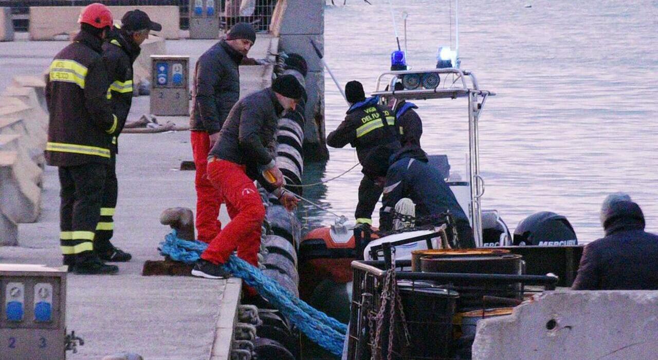 Massacra di botte la madre la sera del suo 20esimo compleanno: fugge in auto e si getta in mare a Civitanova. Un video riprende la scena Massacra di botte la madre la sera del suo 20esimo compleanno: fugge in auto e si getta in mare a Civitanova. Un video riprende la scena