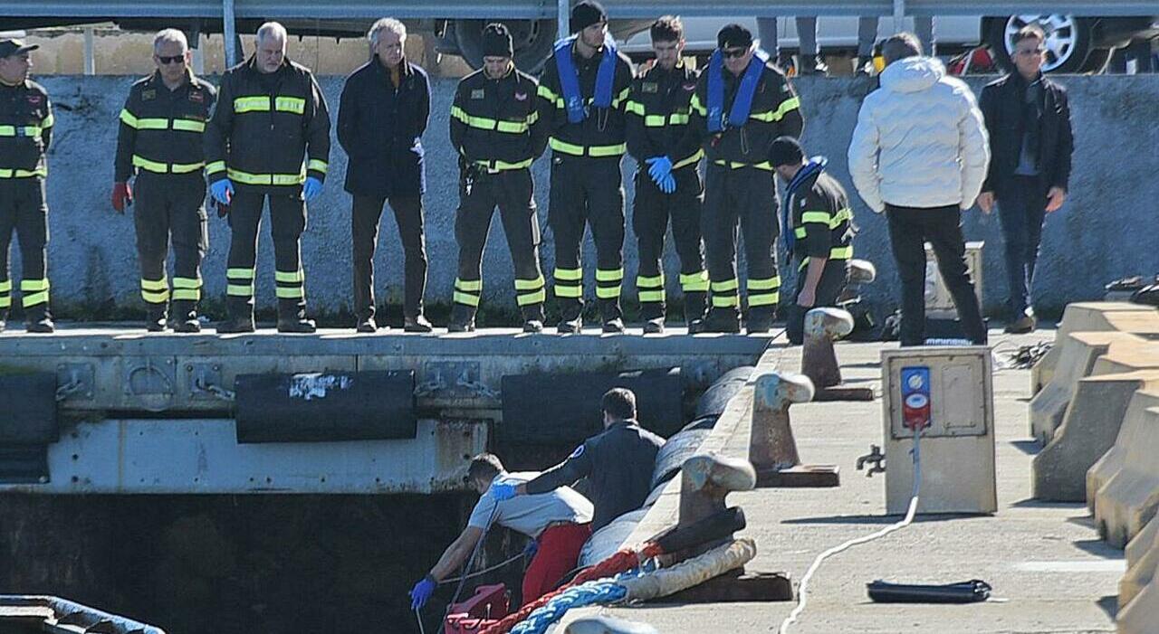 riccardo pensava di avere ucciso la mamma trovato sul fondale del porto di civitanova il corpo del 20enne di pollenza da Corriereadriatico.it riccardo pensava di avere ucciso la mamma trovato sul fondale del porto di civitanova il corpo del 20enne di pollenza