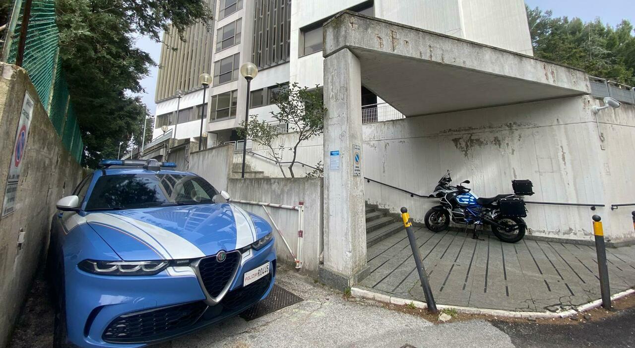 ancona dramma nel palazzo della regione  vigilante 55enne stroncato da malore mentre mangia un panino