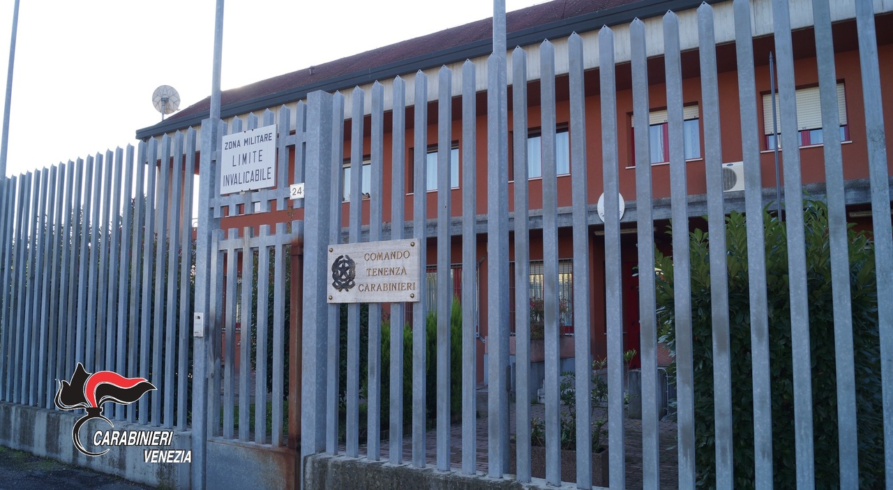 Si presenta con un coltello fuori dalla scuola, poi minaccia una maestra e altre donne: era arrabbiato con la proprietaria di un cane che aveva sporcato