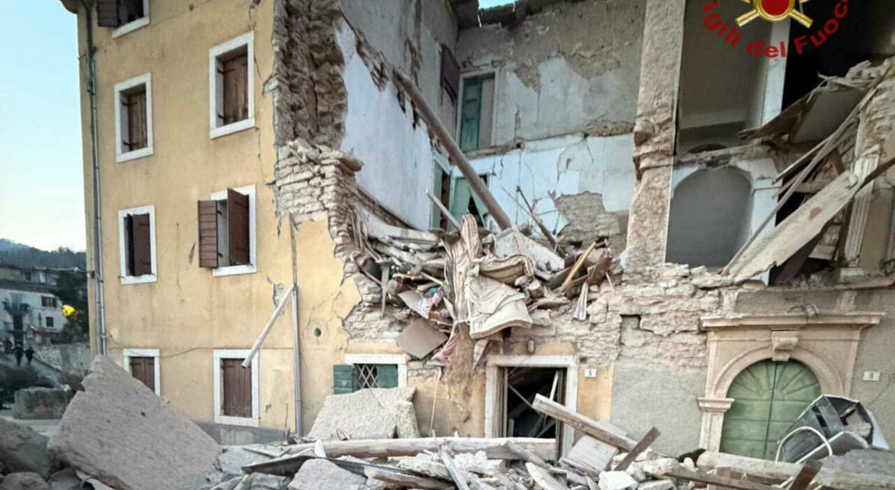 esplosione in una palazzina di 3 piani crolla l intera struttura un morto e 3 feriti estratti dalle macerie da Ilgazzettino.it esplosione in una palazzina di 3 piani crolla l intera struttura un morto e 3 feriti estratti dalle macerie