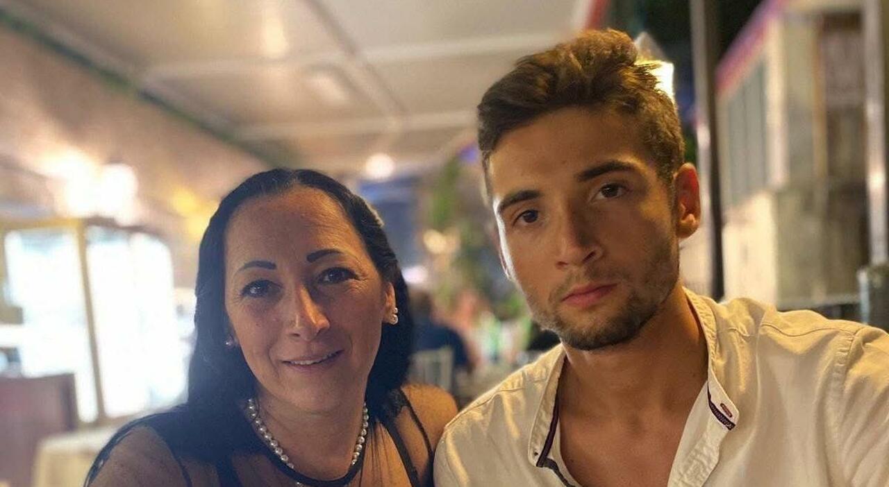 qualiano labbraccio a luciano tra lacrime e silenzio citt224 ferma per laddio da Ilmattino.it qualiano labbraccio a luciano tra lacrime e silenzio citt224 ferma per laddio