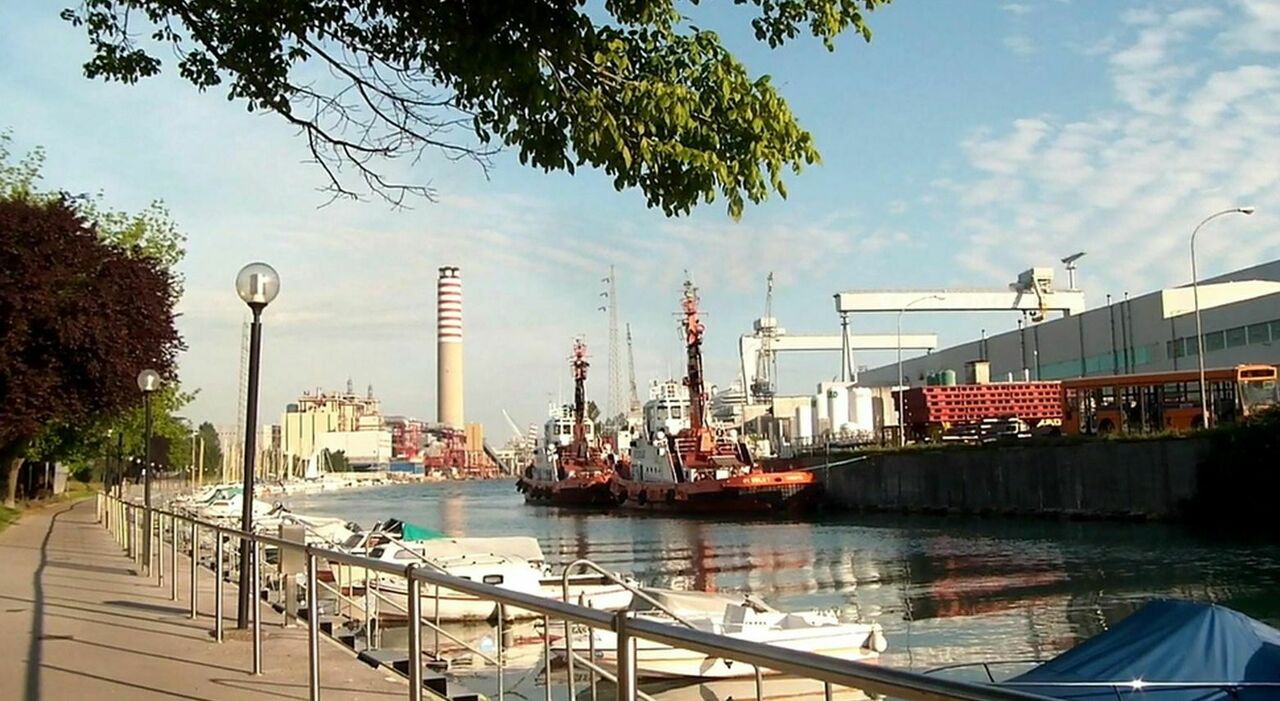 operaio precipita da un  altezza di 20 metri nel cantiere navale fincantieri e muore a 27 anni