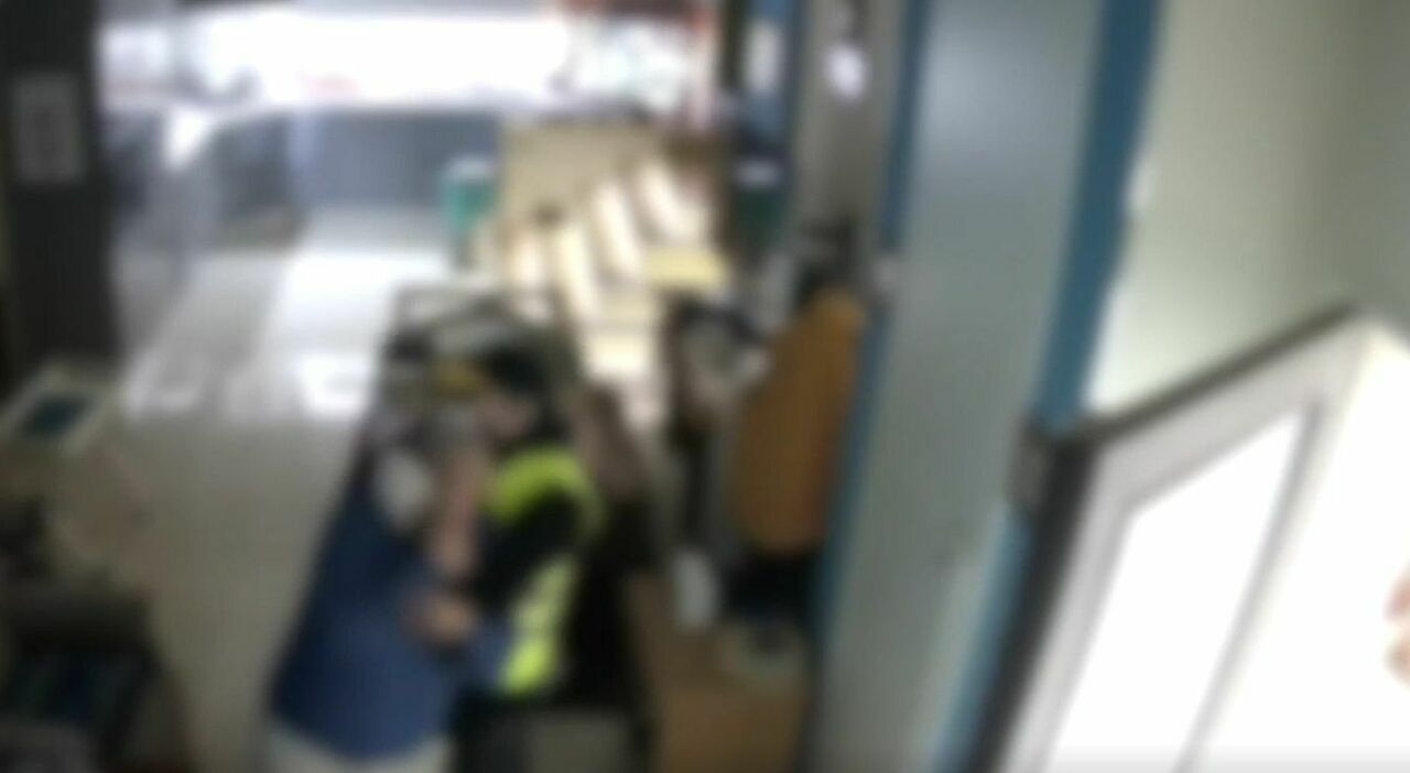 napoli rapina choc a fuorigrotta ai danni di un anziano professionista fingendosi postini due arresti da Ilmattino.it napoli rapina choc a fuorigrotta ai danni di un anziano professionista fingendosi postini due arresti