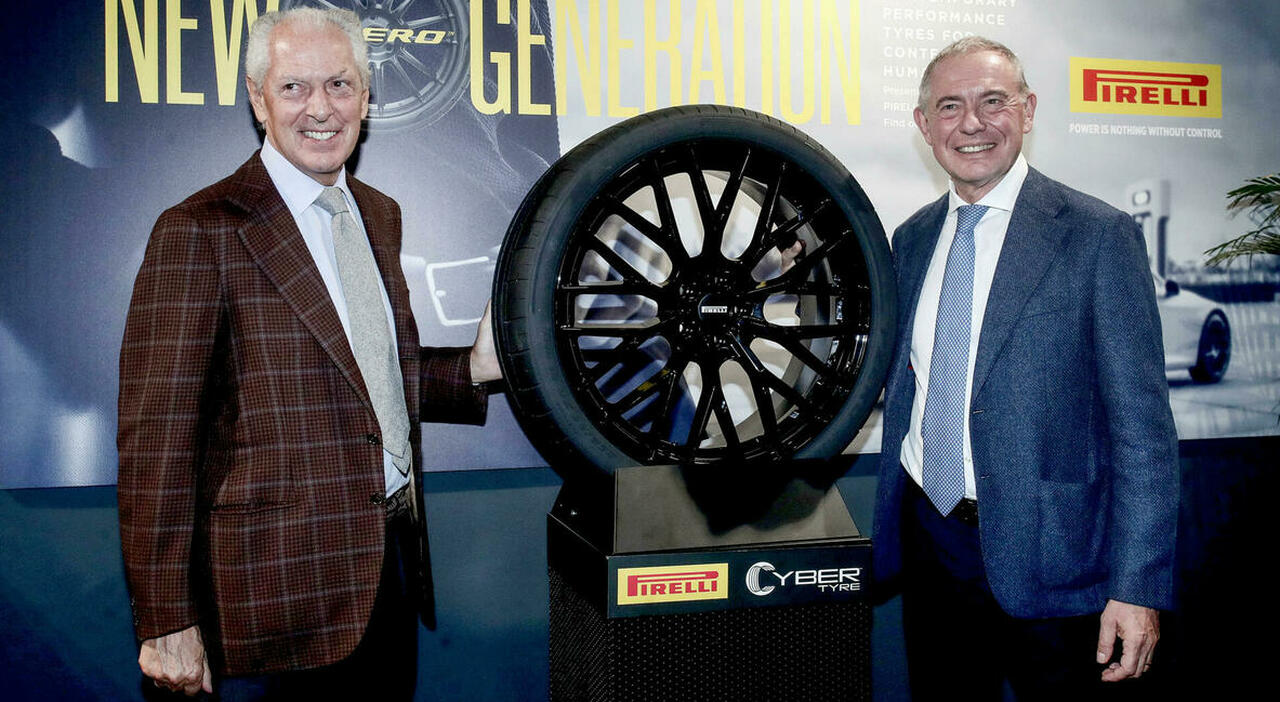 Marco Tronchetti Provera e Adolfo Urso durante la visita all'area R&D dell'headquarter Pirelli a Milano