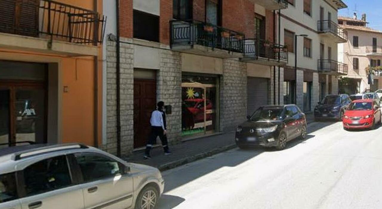 Apecchio, la distrae flirtando fuori dall?ufficio: il complice entra e porta via i soldi, la signora è stata inondata di complimenti e domande Apecchio, la distrae flirtando fuori dall?ufficio: il complice entra e porta via i soldi, la signora è stata inondata di complimenti e domande