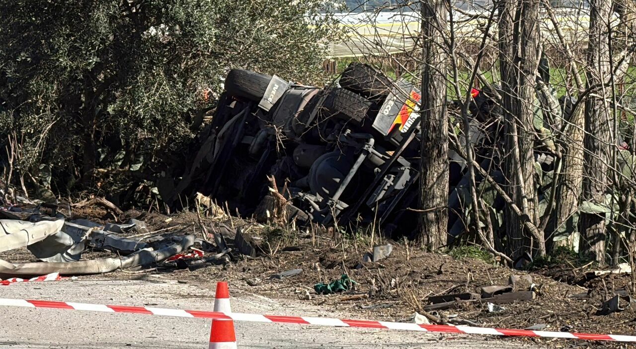 autocisterna si ribalta lunghe code sulla statale da Quotidianodipuglia.it autocisterna si ribalta lunghe code sulla statale