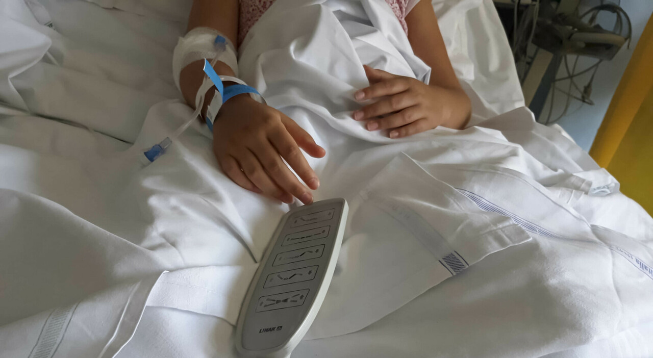 Tredicenne in coma dopo il malore in palestra: si accascia davanti alle compagne di pallavolo, rianimata dagli allenatori Tredicenne in coma dopo il malore in palestra: si accascia davanti alle compagne di pallavolo, rianimata dagli allenatori