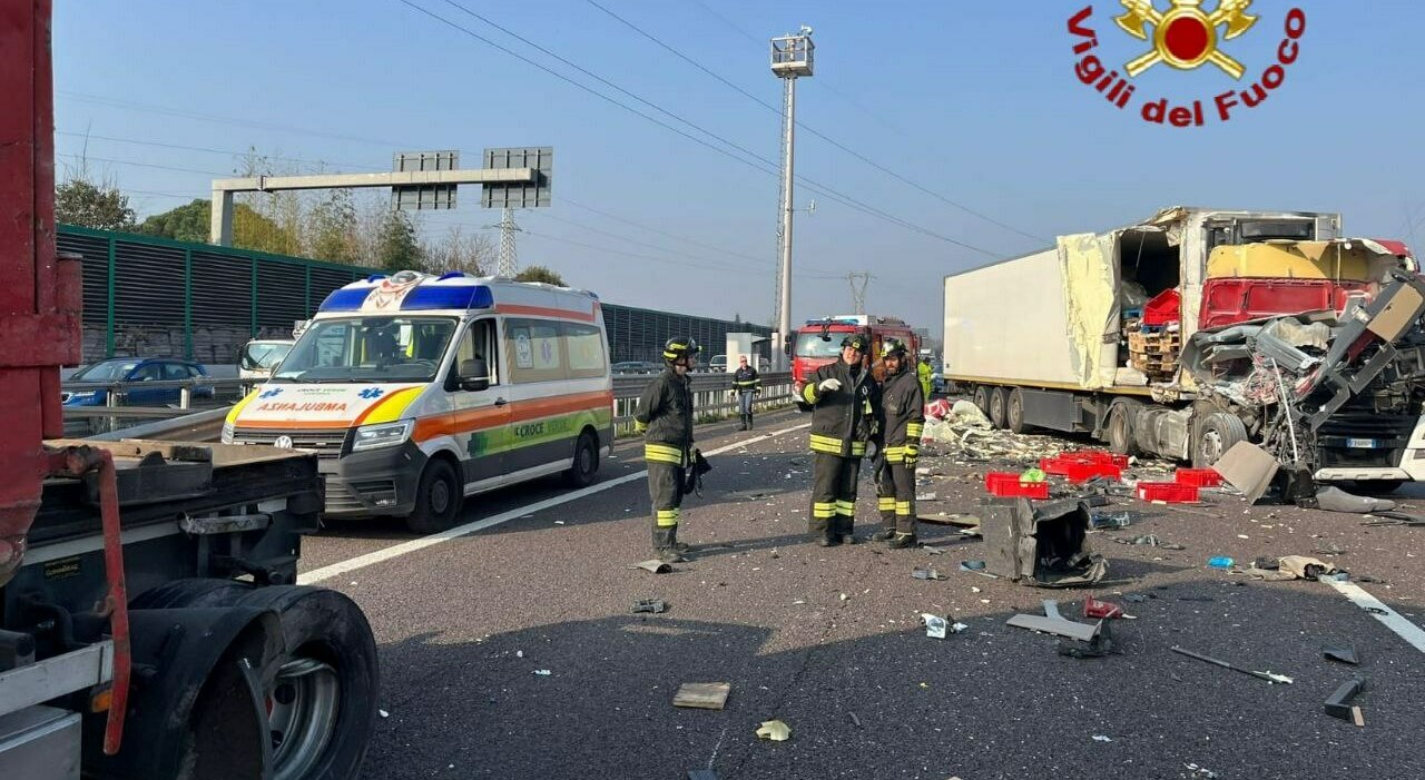 incidenti tra quattro camion sull a4 due scontri a distanza di un ora autostrada bloccata in direzione venezia conducenti incastrati negli abitacoli