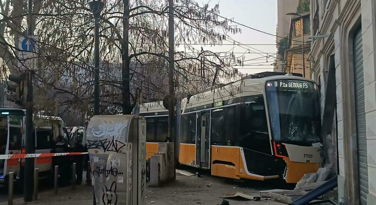Tram deraglia a Milano, un morto e 39 feriti (uno in codice rosso). «Persone incastrate sotto al mezzo» Tram deraglia a Milano, un morto e 39 feriti (uno in codice rosso). «Persone incastrate sotto al mezzo»