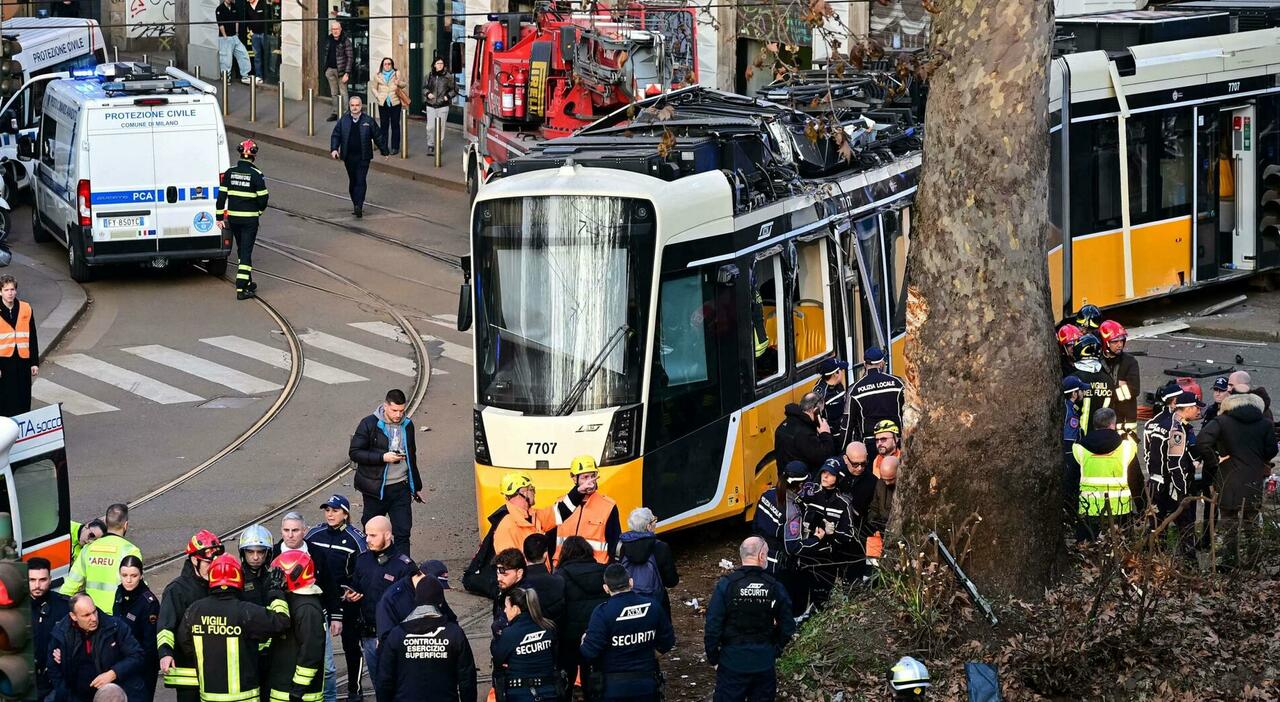 Tram deraglia a Milano, due morti e 37 feriti. Non escluso malore del conducente. I pm: «Impatto devastante» Tram deraglia a Milano, due morti e 37 feriti. Non escluso malore del conducente. I pm: «Impatto devastante»