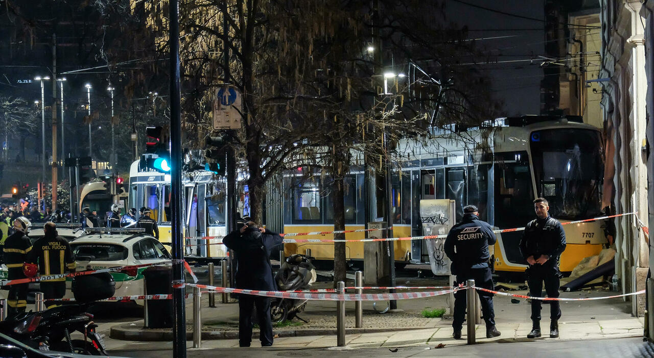 Tram deraglia a Milano, due morti e 49 feriti. Il conducente: «Ho avuto un malore». I pm: «Impatto devastante» Tram deraglia a Milano, due morti e 49 feriti. Il conducente: «Ho avuto un malore». I pm: «Impatto devastante»