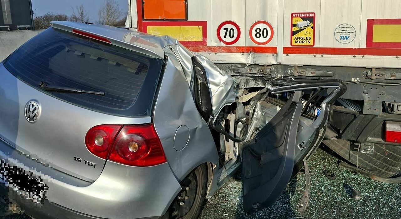 incidente mortale sul tratto maledetto dell autostrada a4 auto finisce sotto a un tir decedute due persone