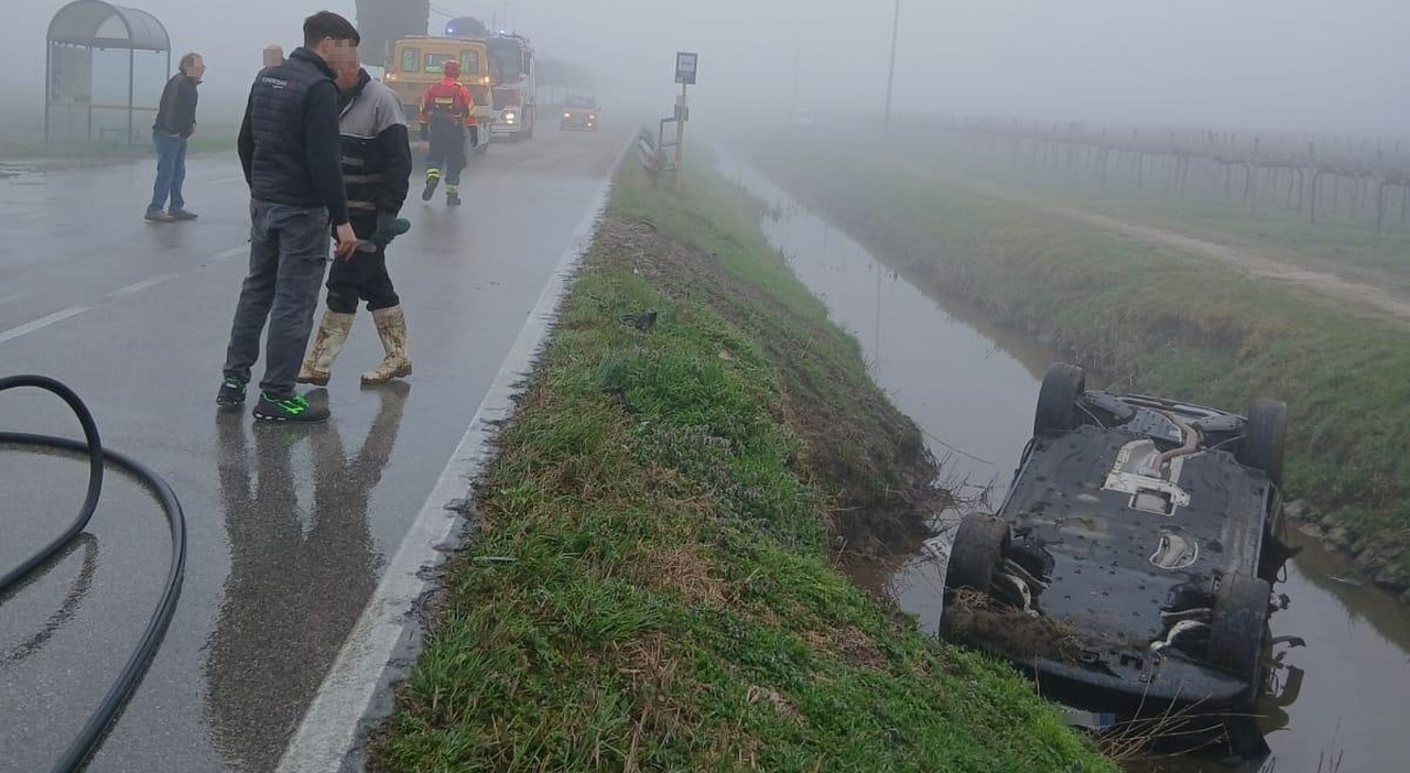 range rover finisce nel canale dopo l incidente contro un trattore commerciante intrappolato nell auto in mezzo all acqua l autista si tuffa per salvarlo