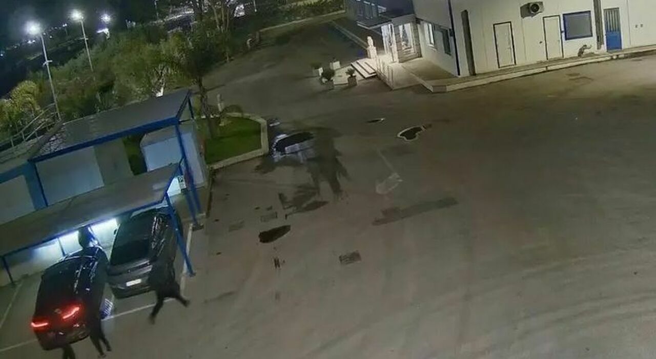 Imprenditore picchiato e rapinato nella sua azienda: in azione tre banditi incapucciati