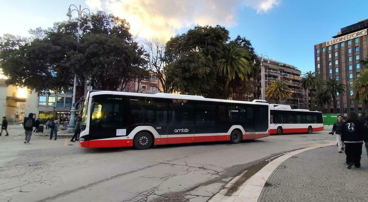 Tragico incidente in piazza Moro, investito dal bus urbano: muore pedone