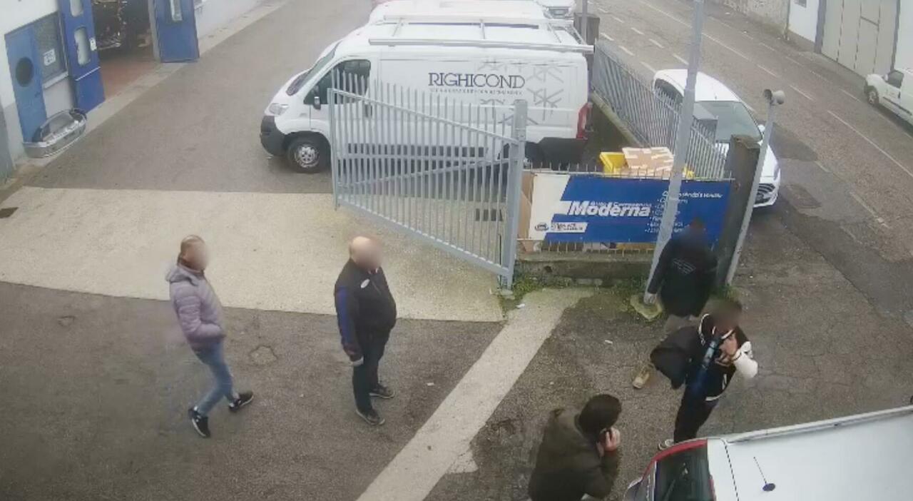 tossicodipendente minaccia di morte padre e figlio al lavoro denunciato gi224 43 volte costretti a chiamare il 113 per uscire dalla carrozzeria