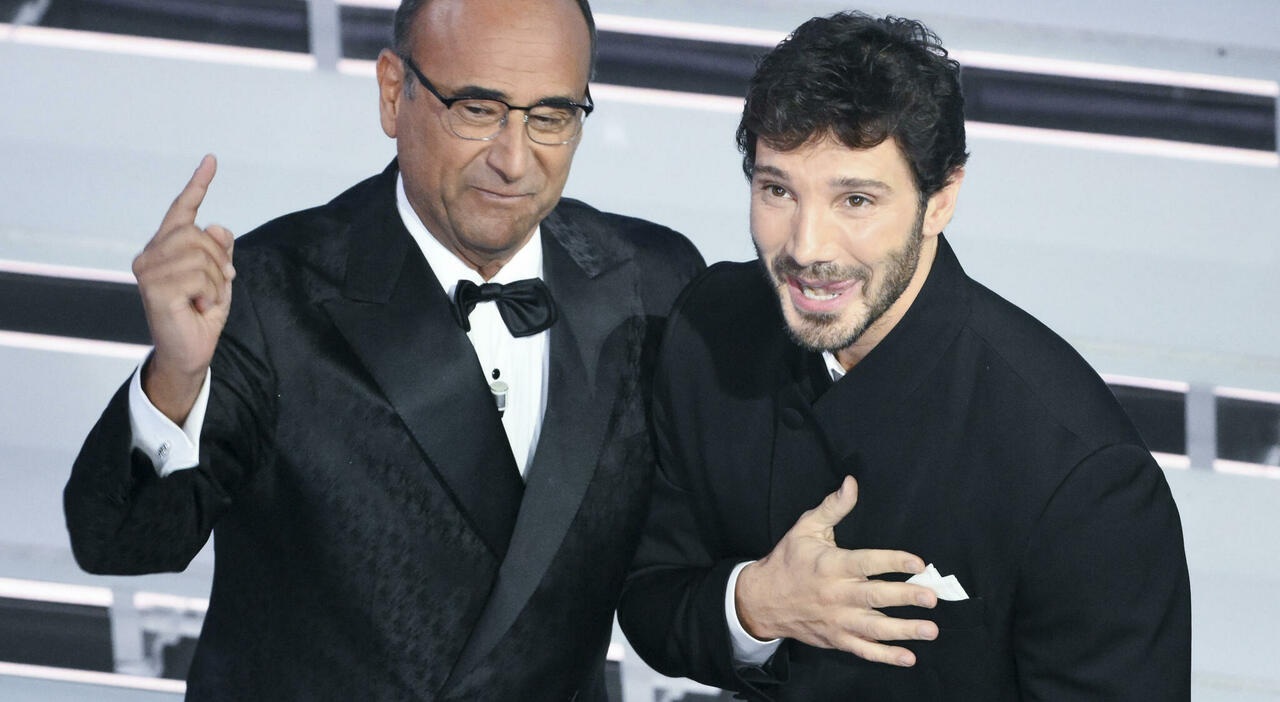 https://statics.cedscdn.it/photos/MED_HIGH/2026/02/28/9388348_28232617_sanremo_2027_stefano_de_martino_ufficiale_annuncio_conti.jpg