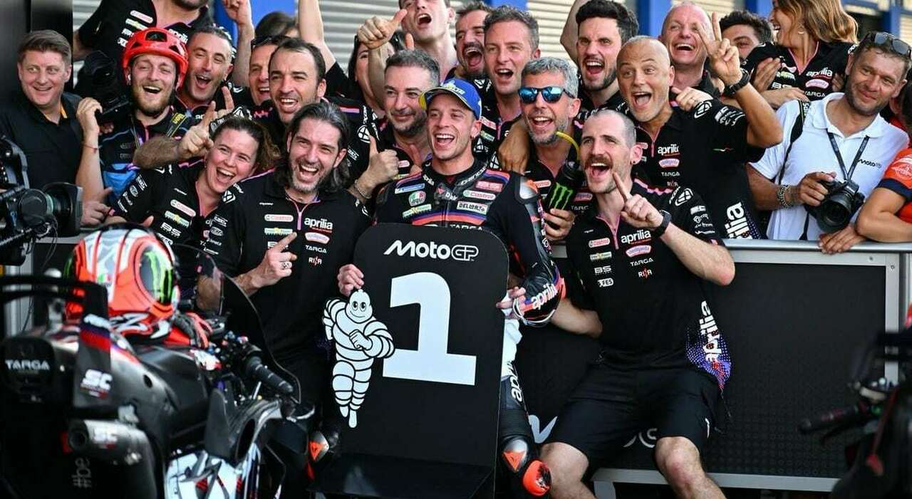 Il team Aprilia festeggia dopo la vittoria di Bezzecchi nel GP di Thailandia