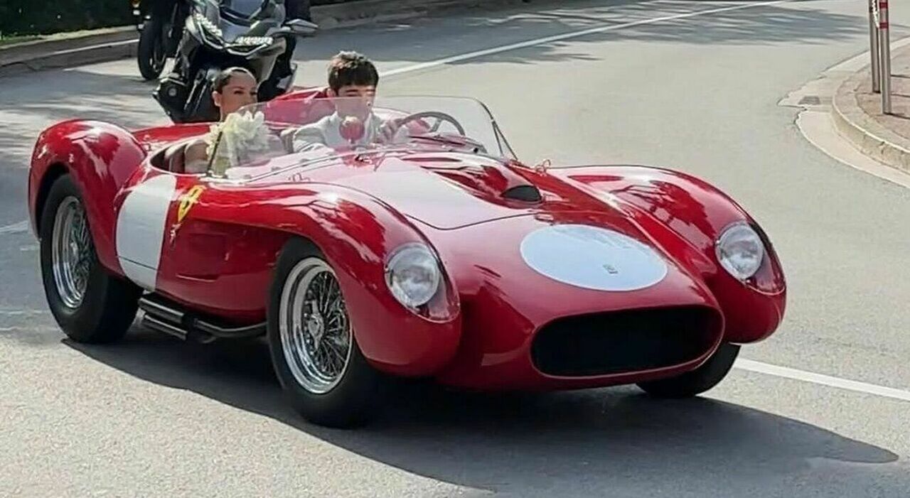 Leclerc e sua moglie Alexandra in giro su una Ferrari 250 Testarossa per le strade di Montecarlo
