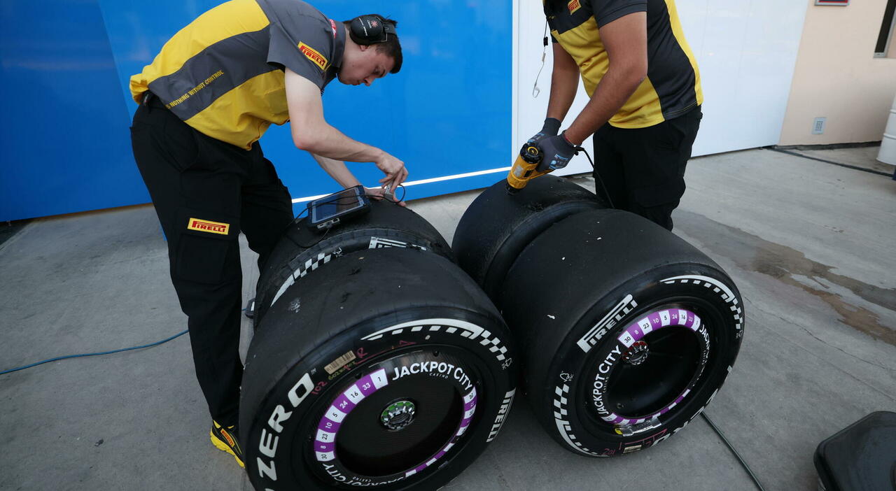 Tecnici Pirelli al lavoro su pneumatici F1