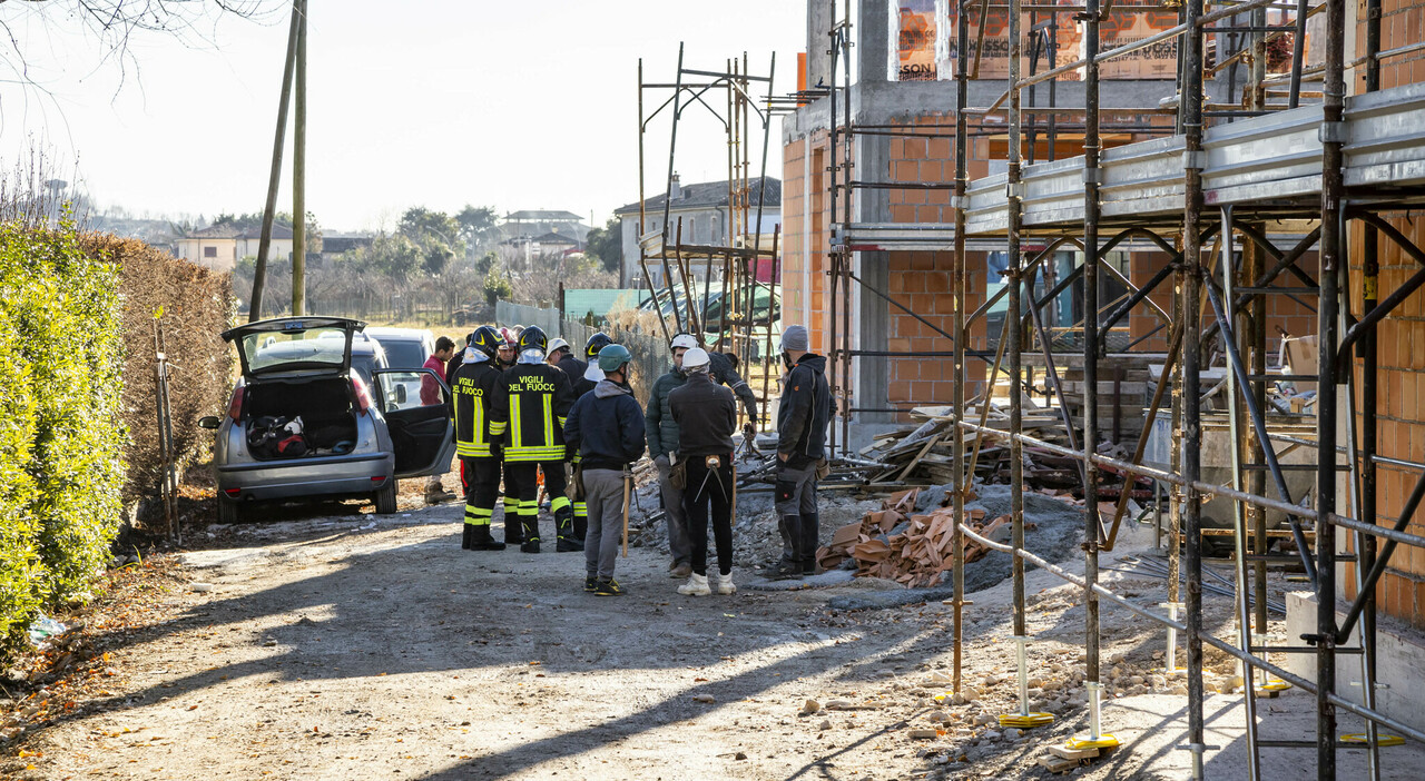 https://statics.cedscdn.it/photos/MED_HIGH/2026/03/03/9392899_03114102_operaio_53enne_travolto_pannelli_caduti_gru_cantiere_feltre.jpg