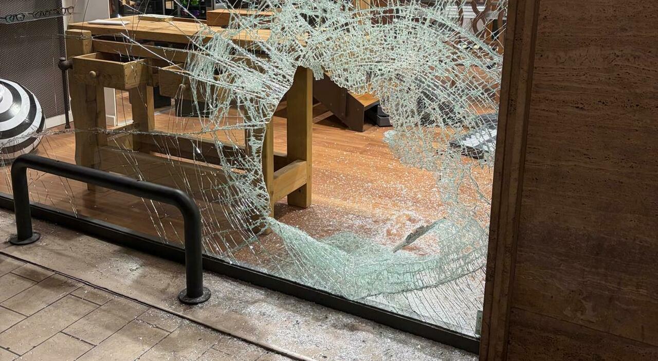 spaccata al negozio di ottica rubano occhiali per 150mila euro ladri in fuga bloccati a bologna le trasferte dalla romania per i furti da Ilgazzettino.it spaccata al negozio di ottica rubano occhiali per 150mila euro ladri in fuga bloccati a bologna le trasferte dalla romania per i furti