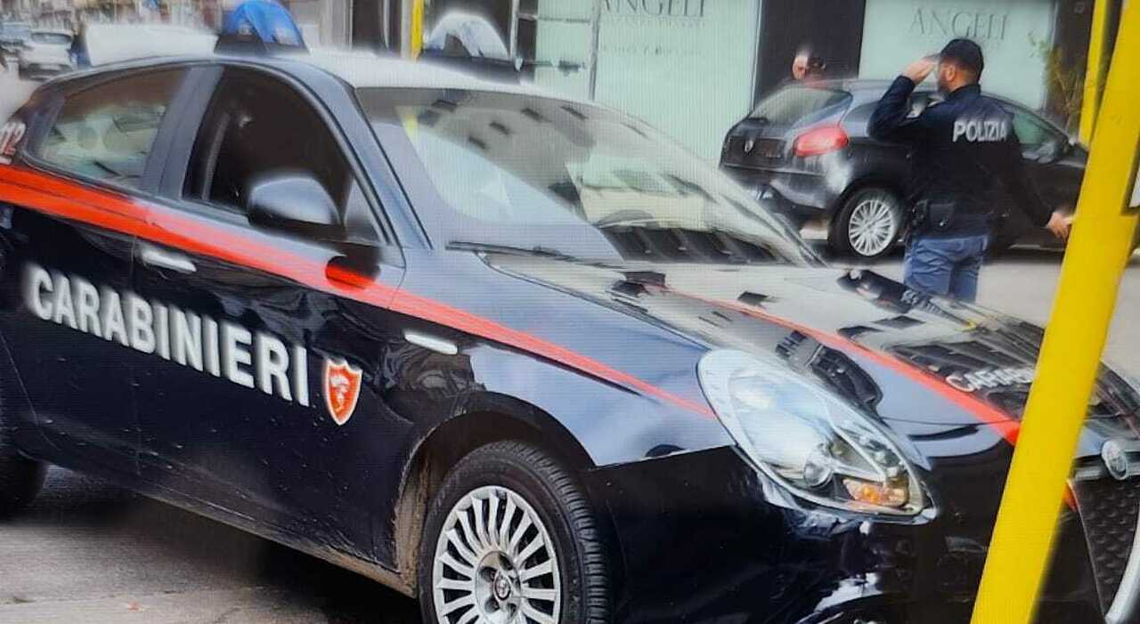 schianto contro il semaforo durante un inseguimento feriti due carabinieri caccia al fuggitivo dopo l incidente